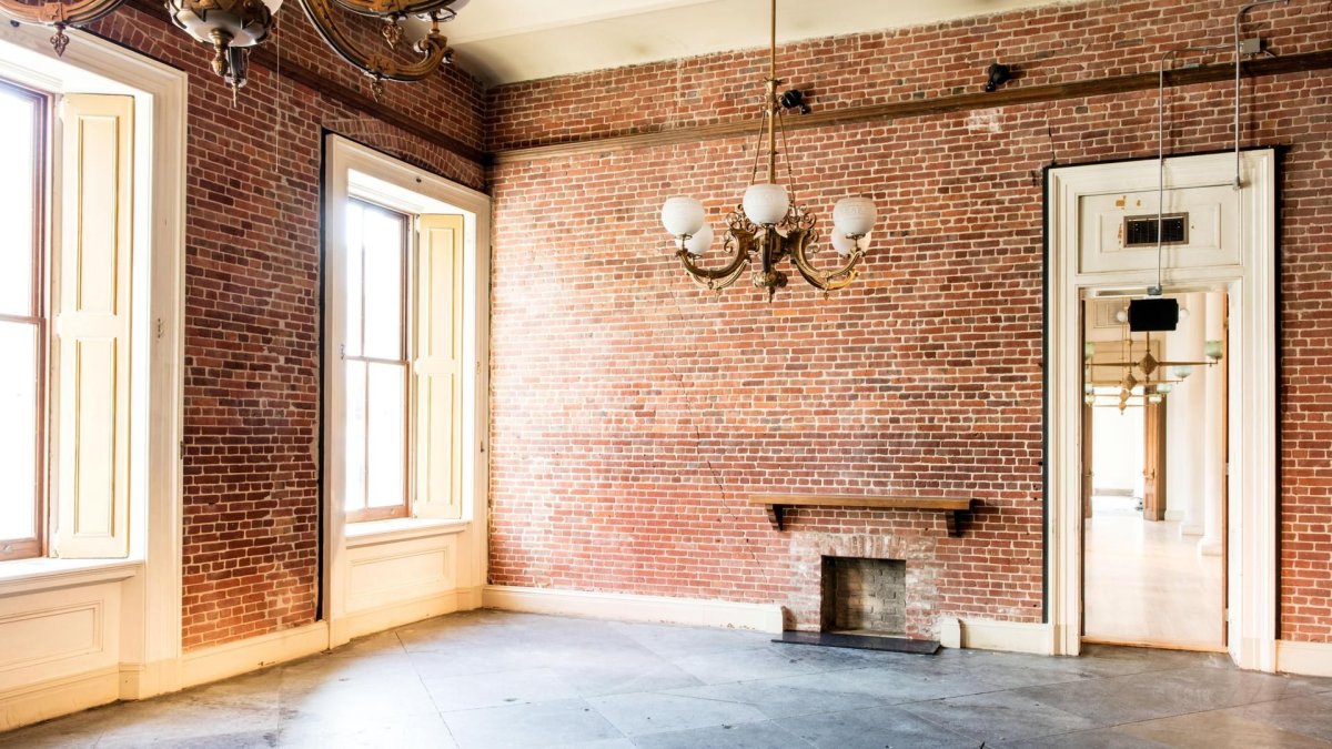 Кирпич и лепнина в интерьере