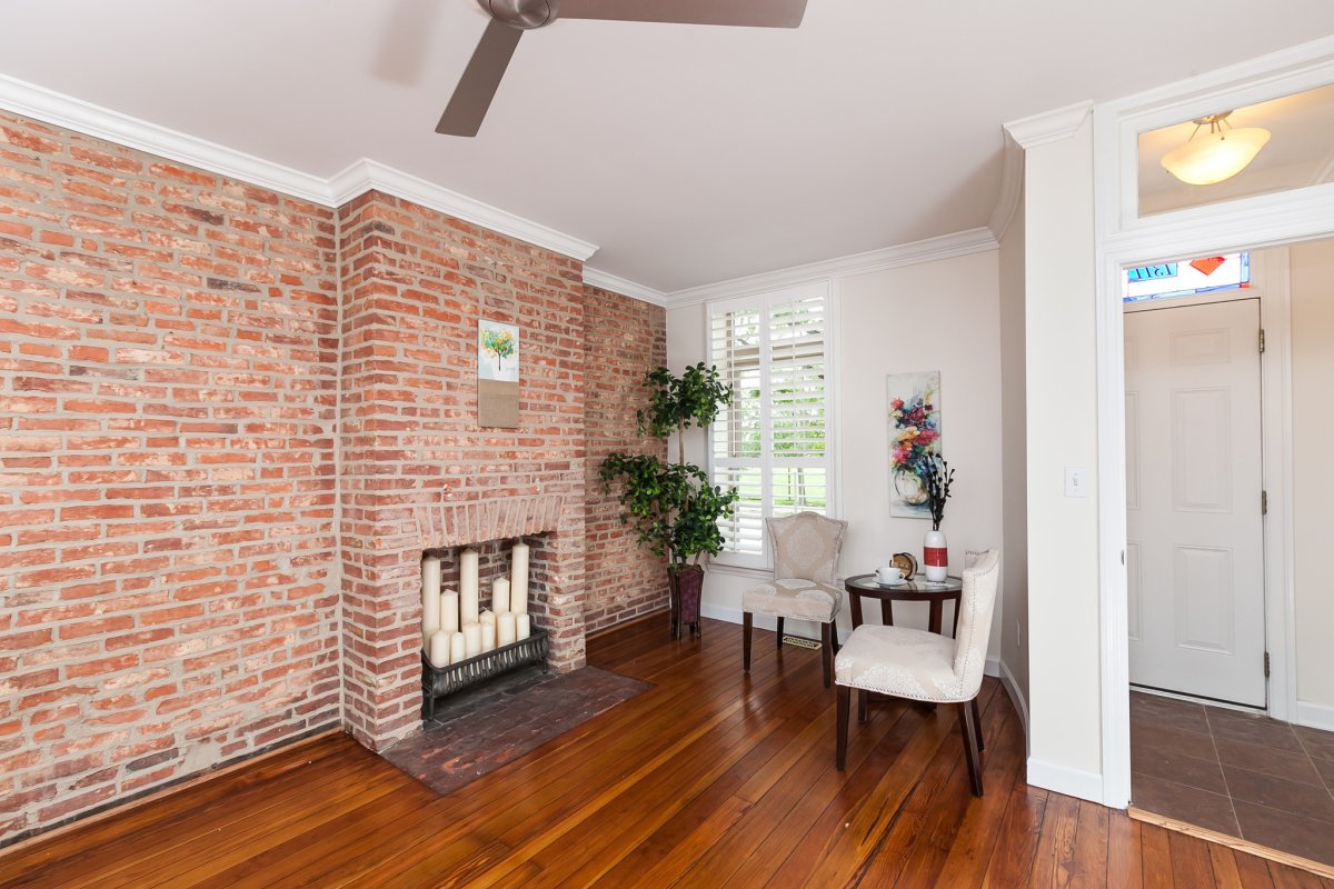 Потолочный плинтус на кирпичной стене