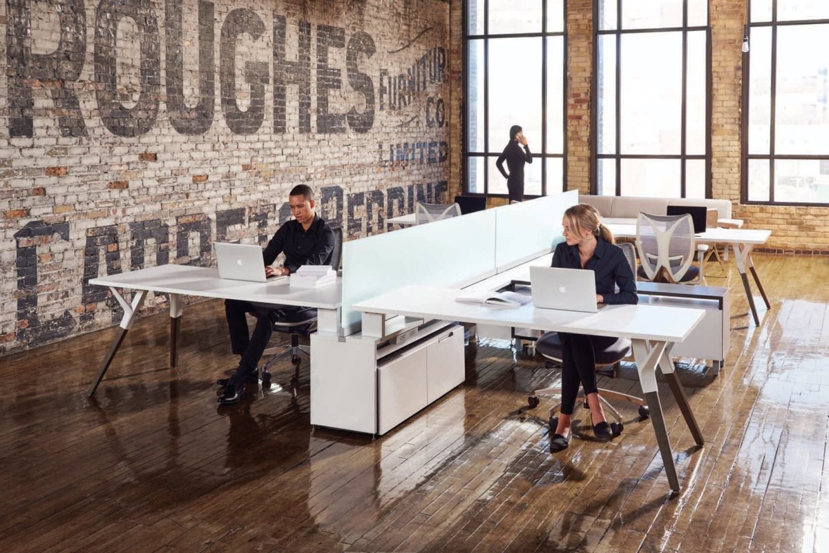 Офис в стиле лофт с людьми