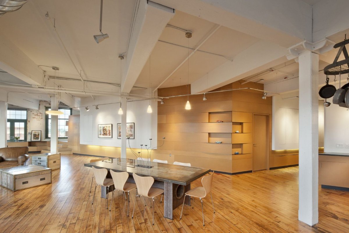 Потолок с коммуникациями в интерьере