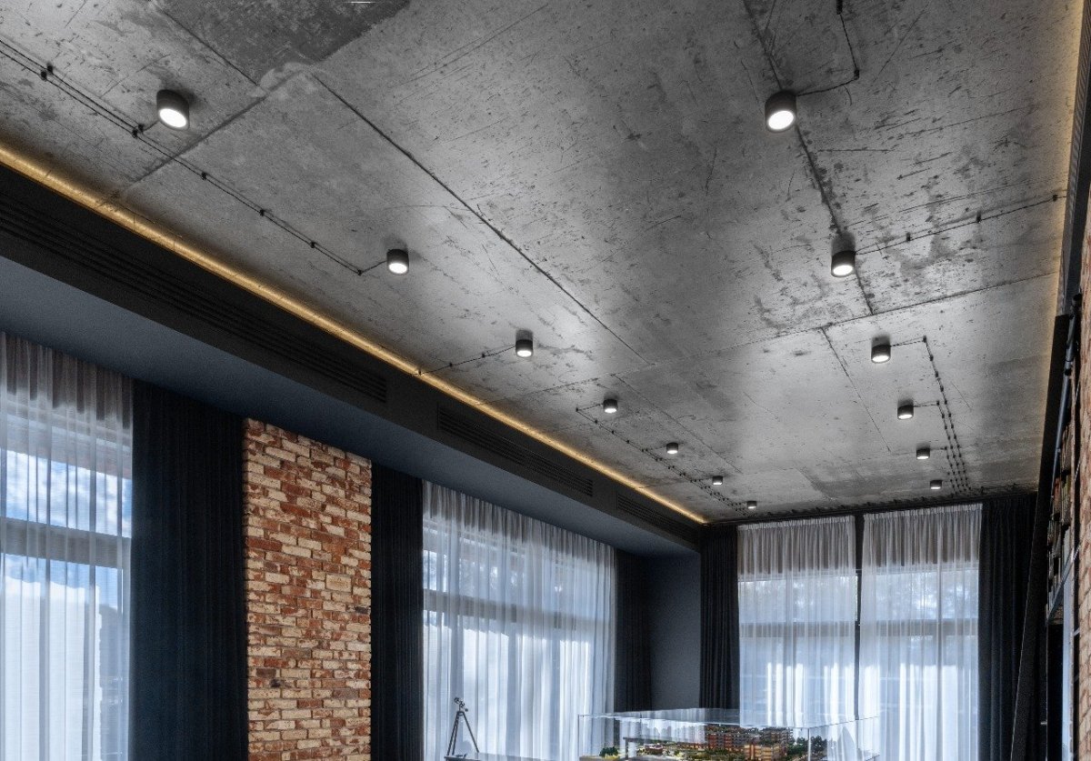 Трековые светильники на бетонном потолке