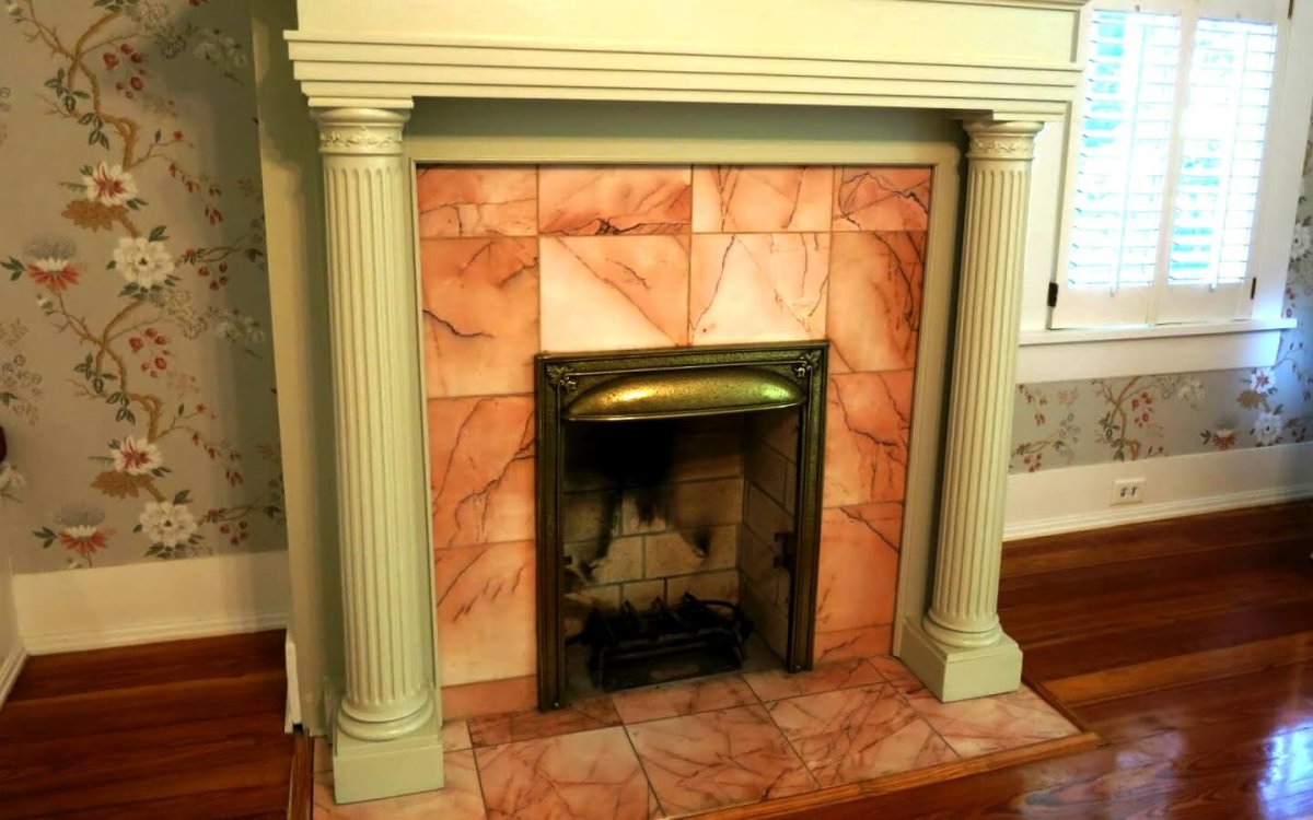 Камин розовый мрамор