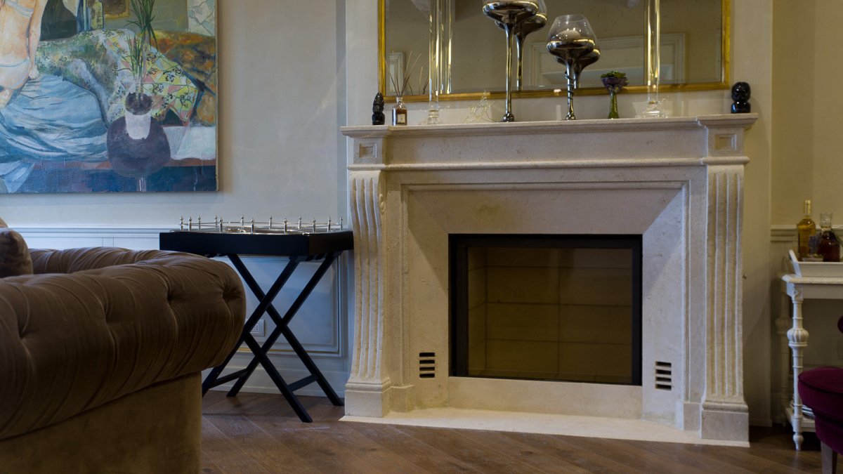 Кожаных дивана и мраморный камин.