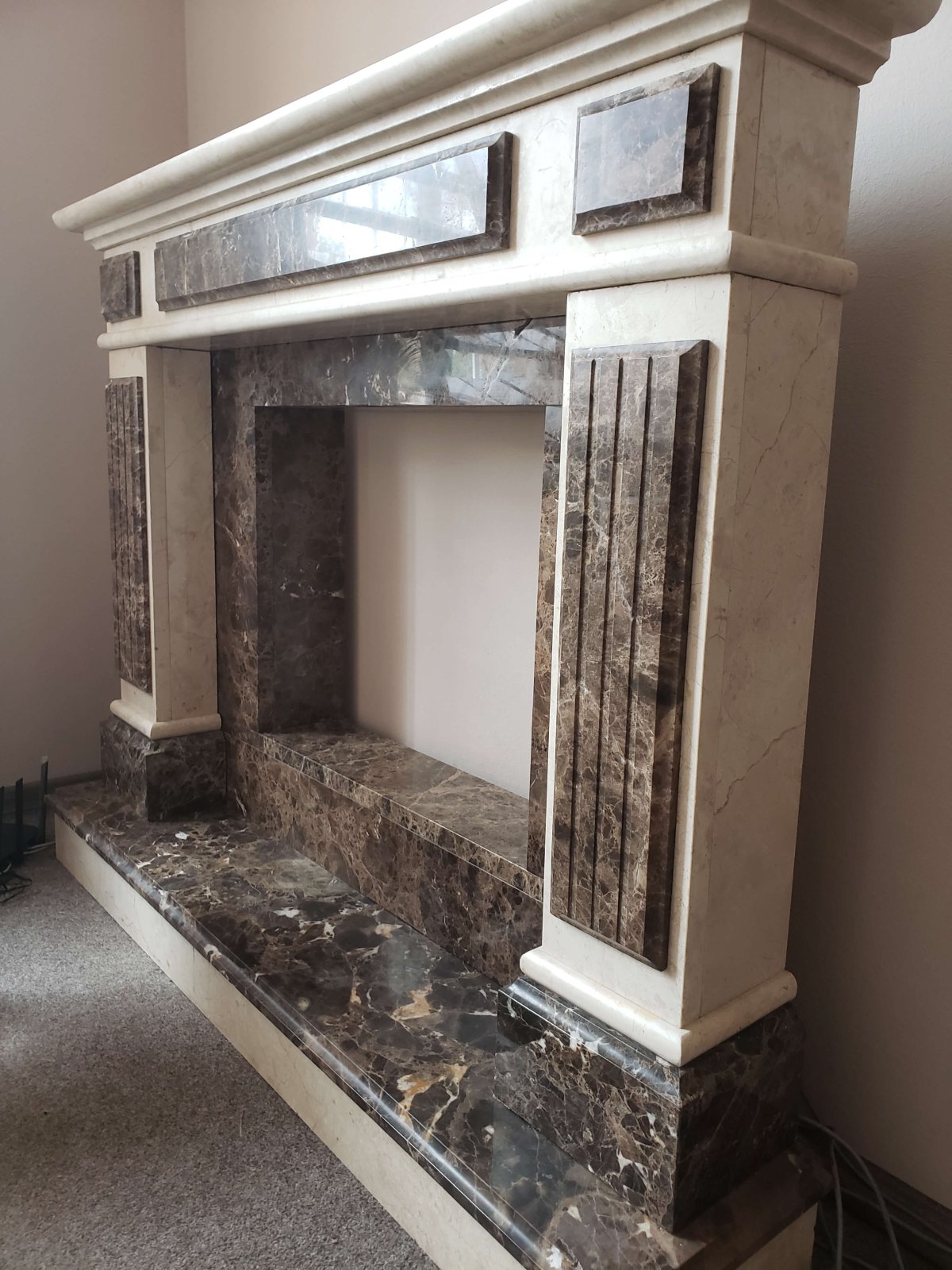 Камин из коричневого мрамора