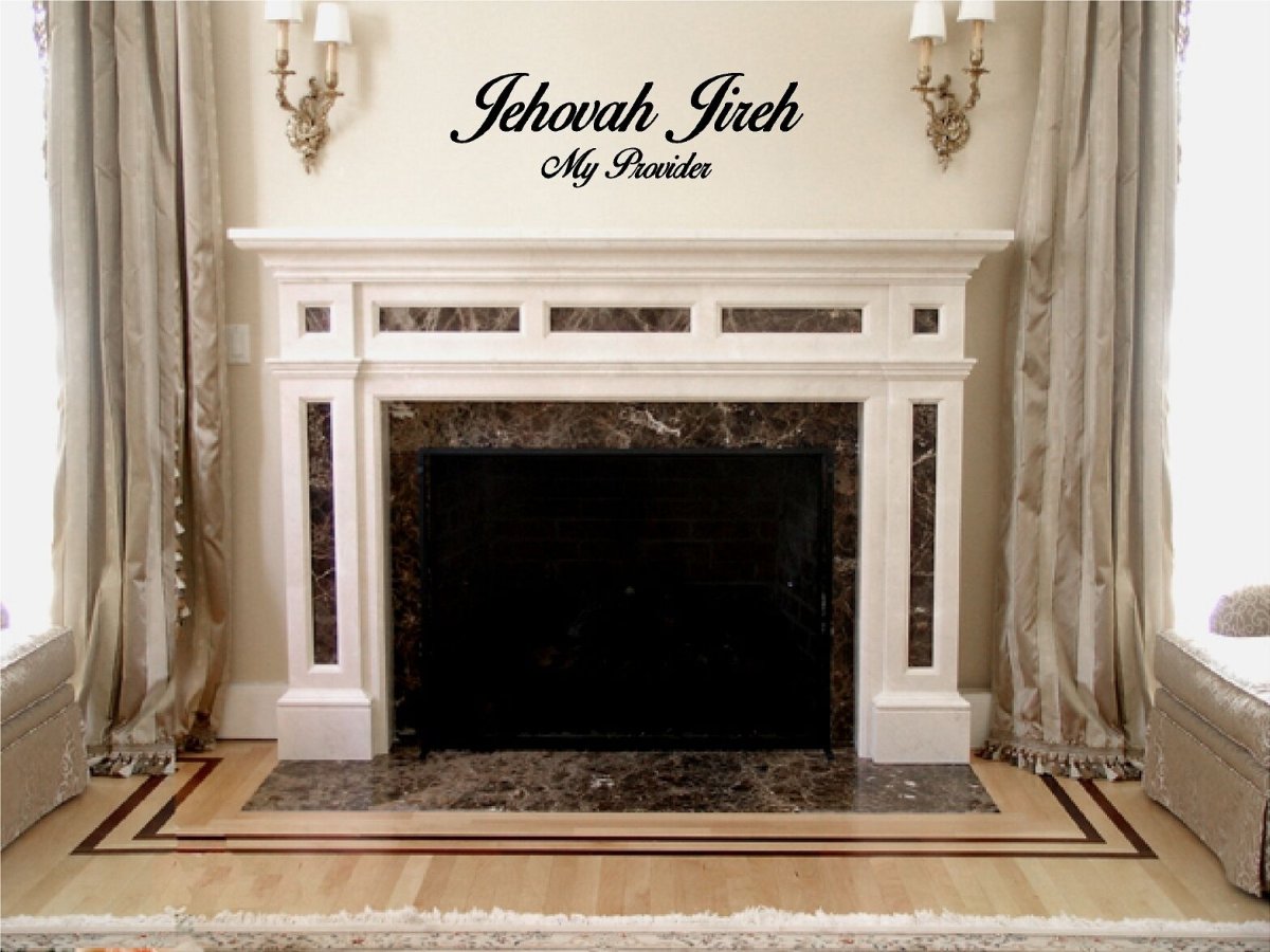 Камин с порталом из мрамора в интерьере