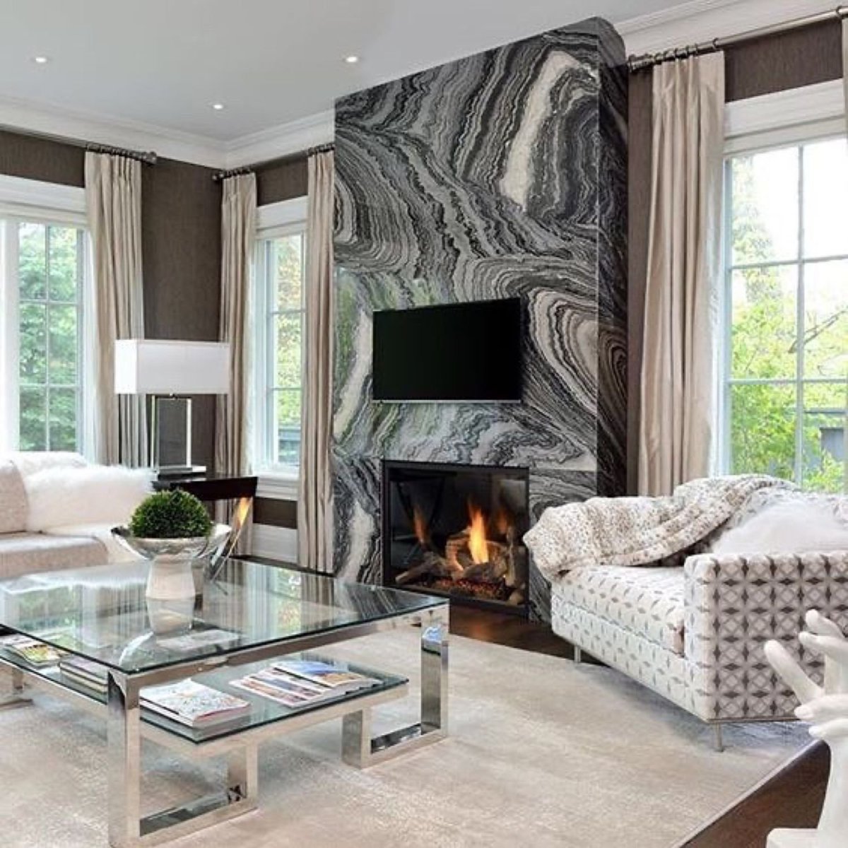 Гостиная с мраморным камином