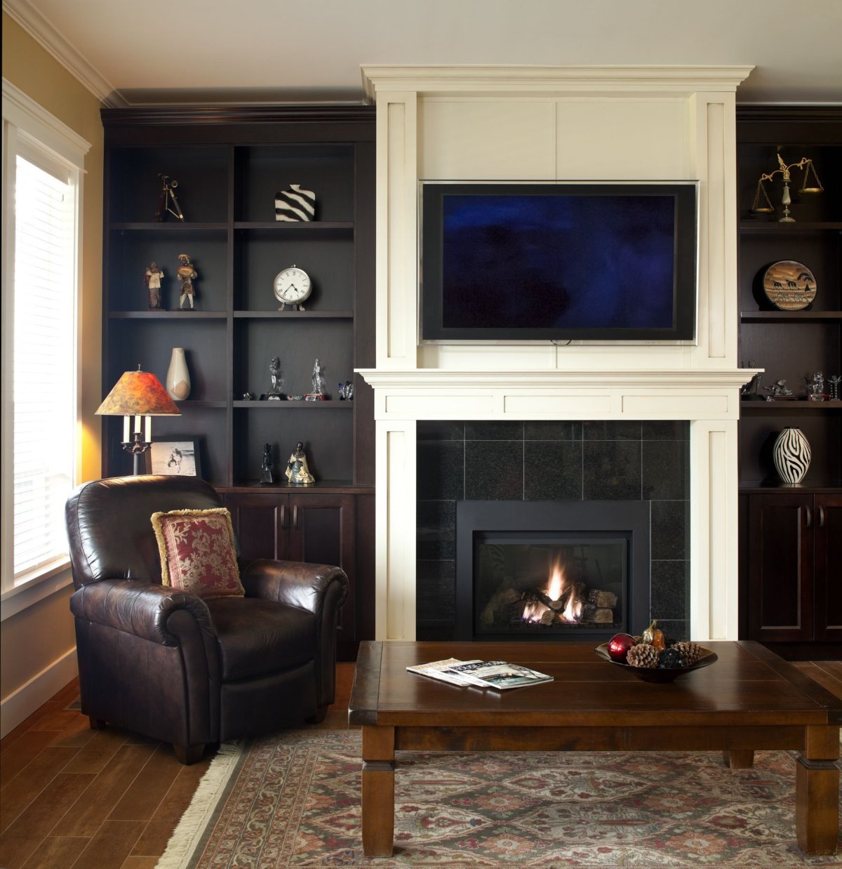 Гостиная с камином и шкафами