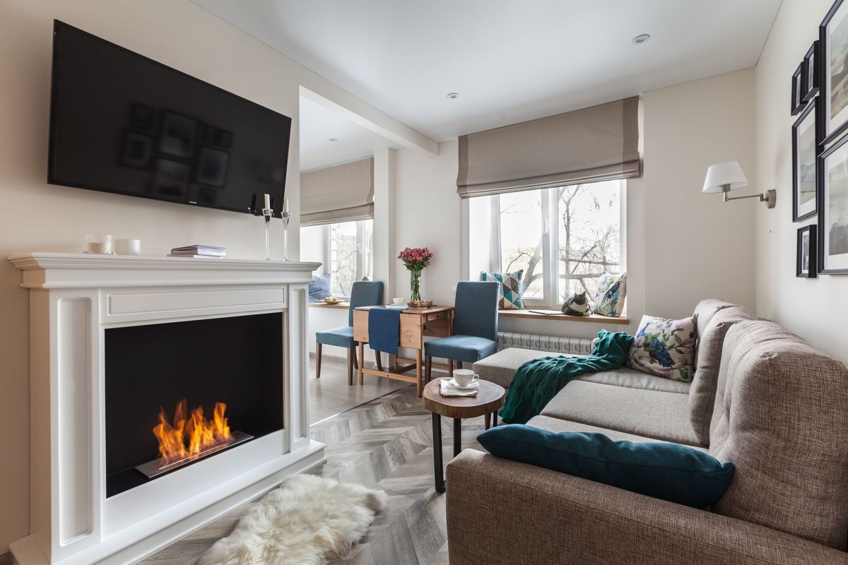 Камин и телевизор в интерьере гостиной