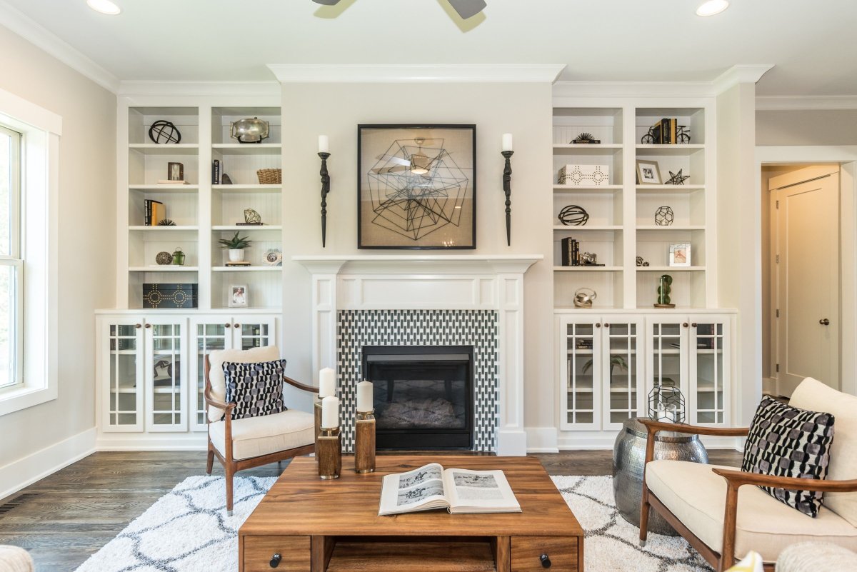 Гостиная с камином и книжными шкафами