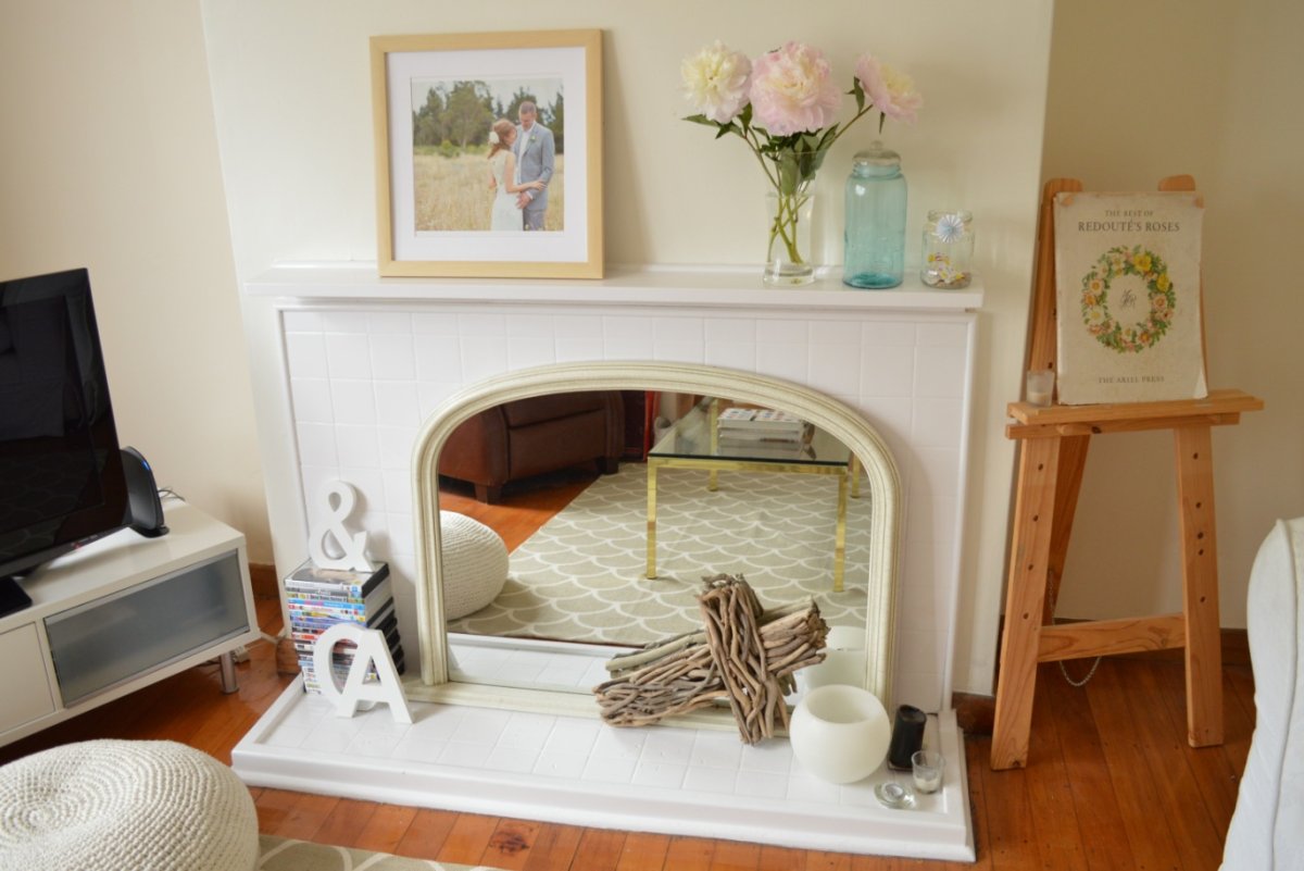 Декоративный камин с зеркалом