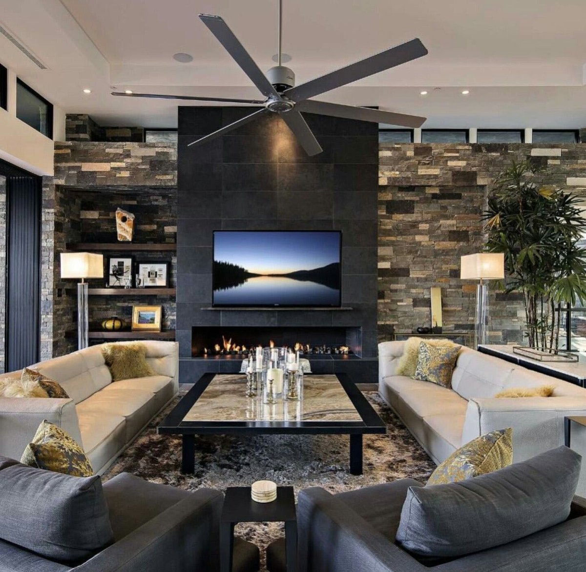 Гостиная в современном стиле вечером