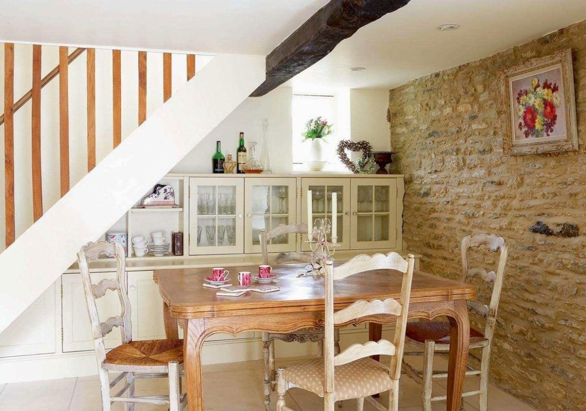 Кухня под лестницей на даче