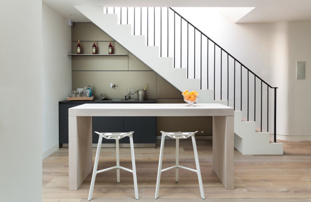 Кухня под лестницей в частном доме