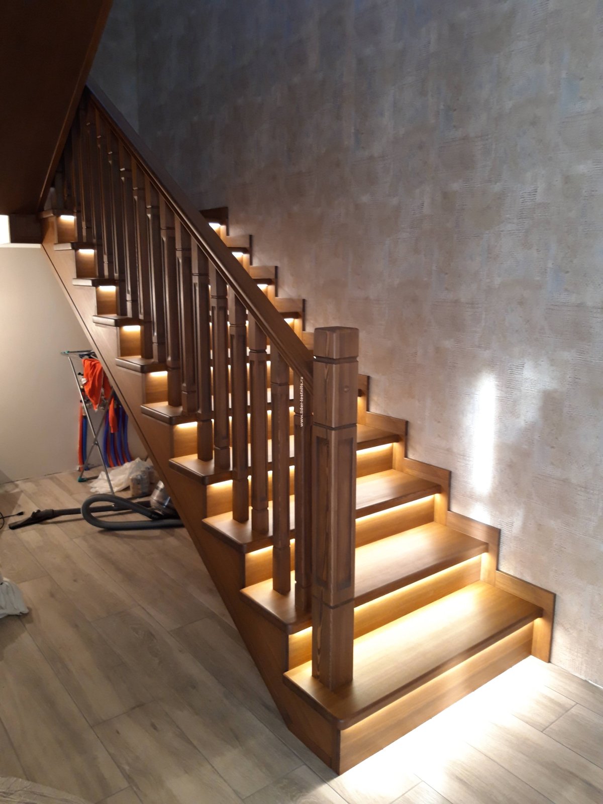 Обшить металлокаркас лестницы деревом