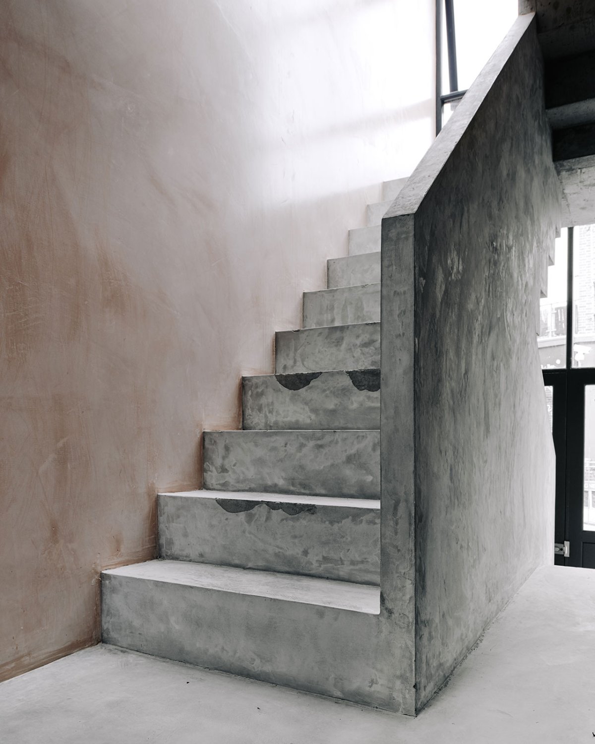 Бетонная лестница в стиле лофт