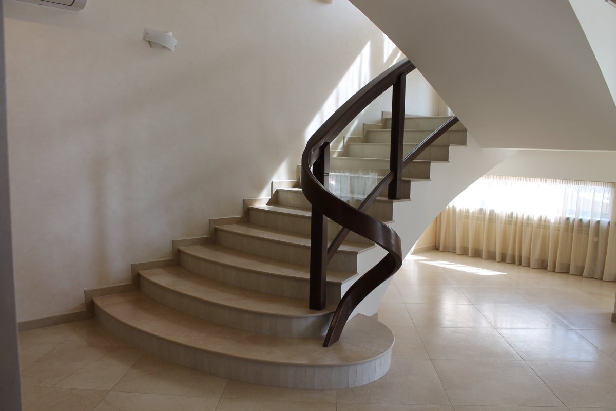 Бетонная лестница со стеклянным ограждением