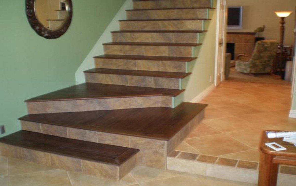 Лестница в доме из плитки