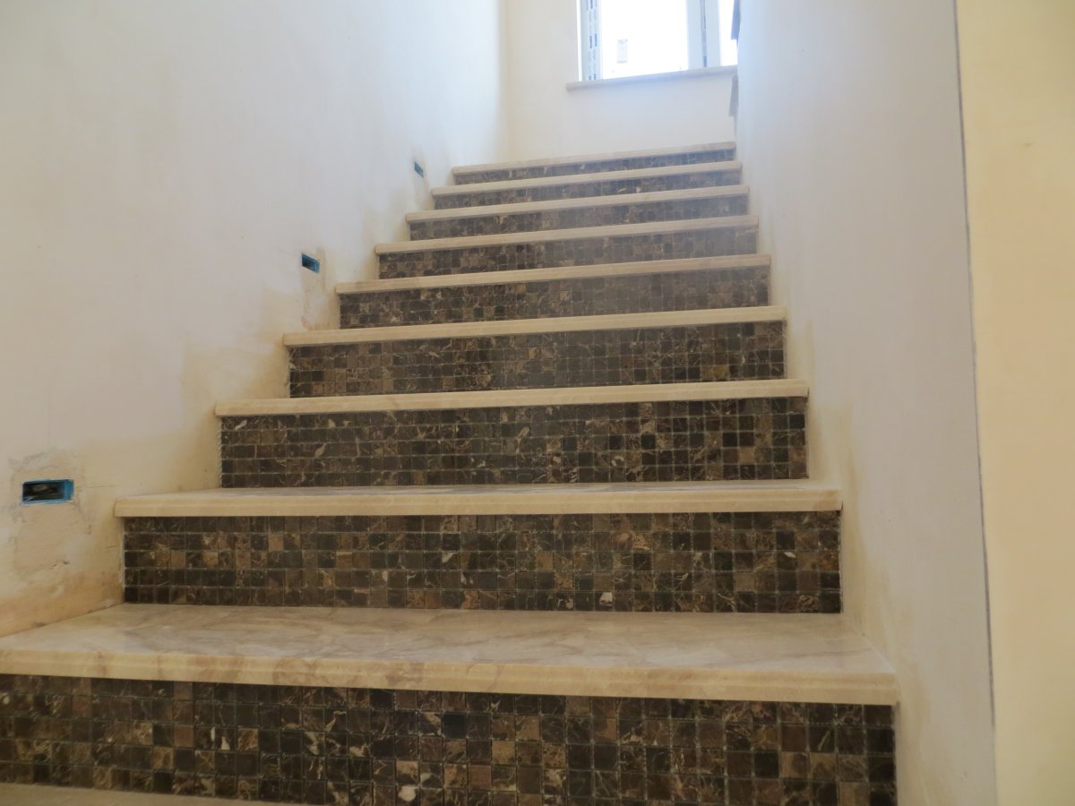 Отделка лестничного марша плиткой