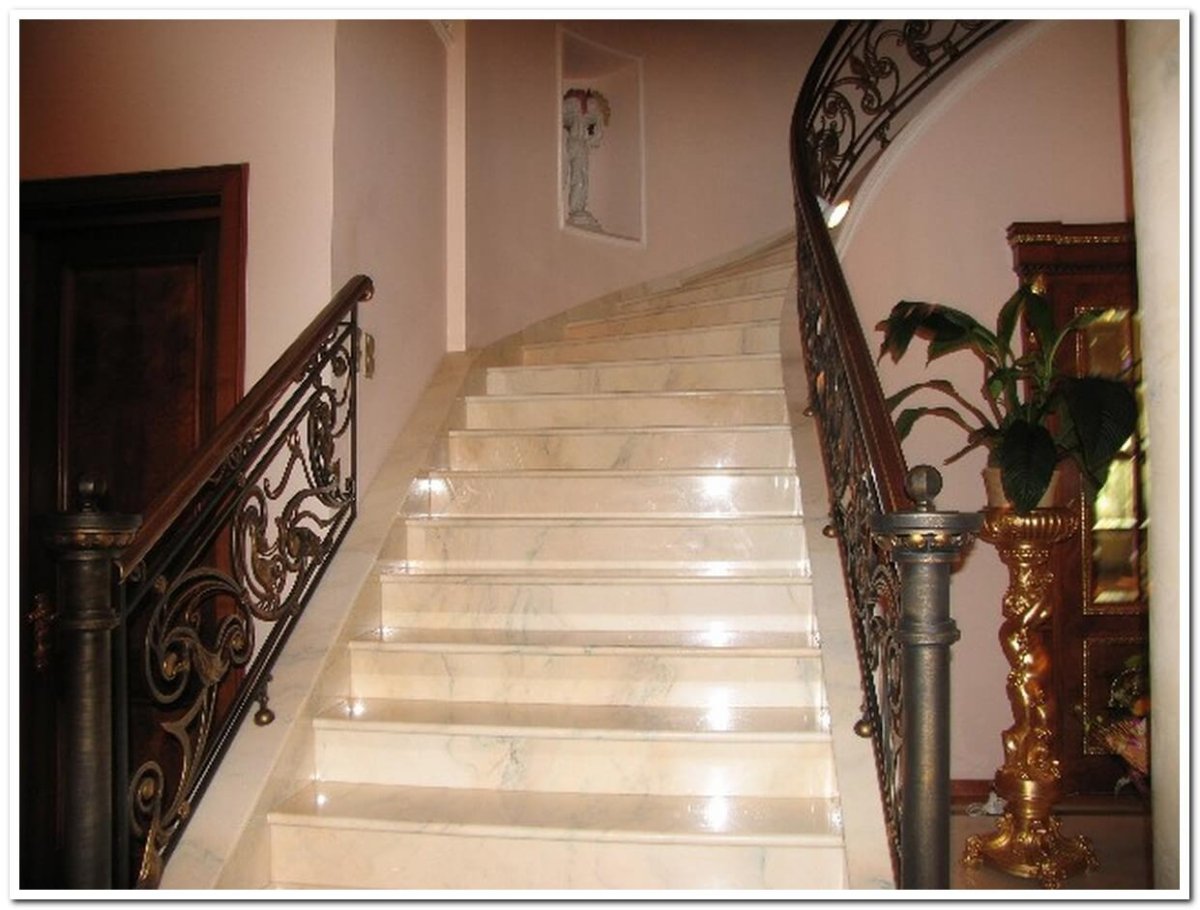 Отделка лестницы плиткой в частном доме