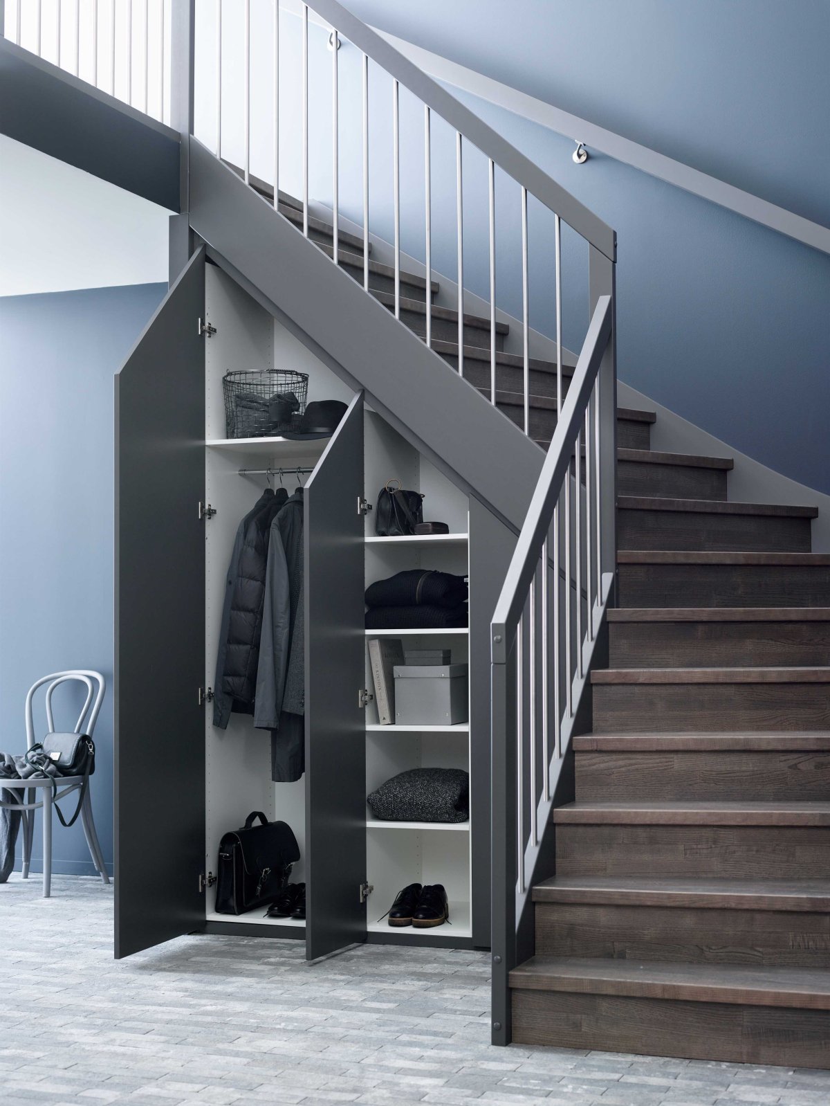 Гардеробная под лестницей