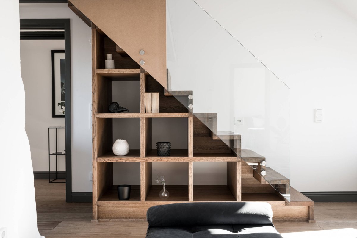 Открытые шкафы под лестницей