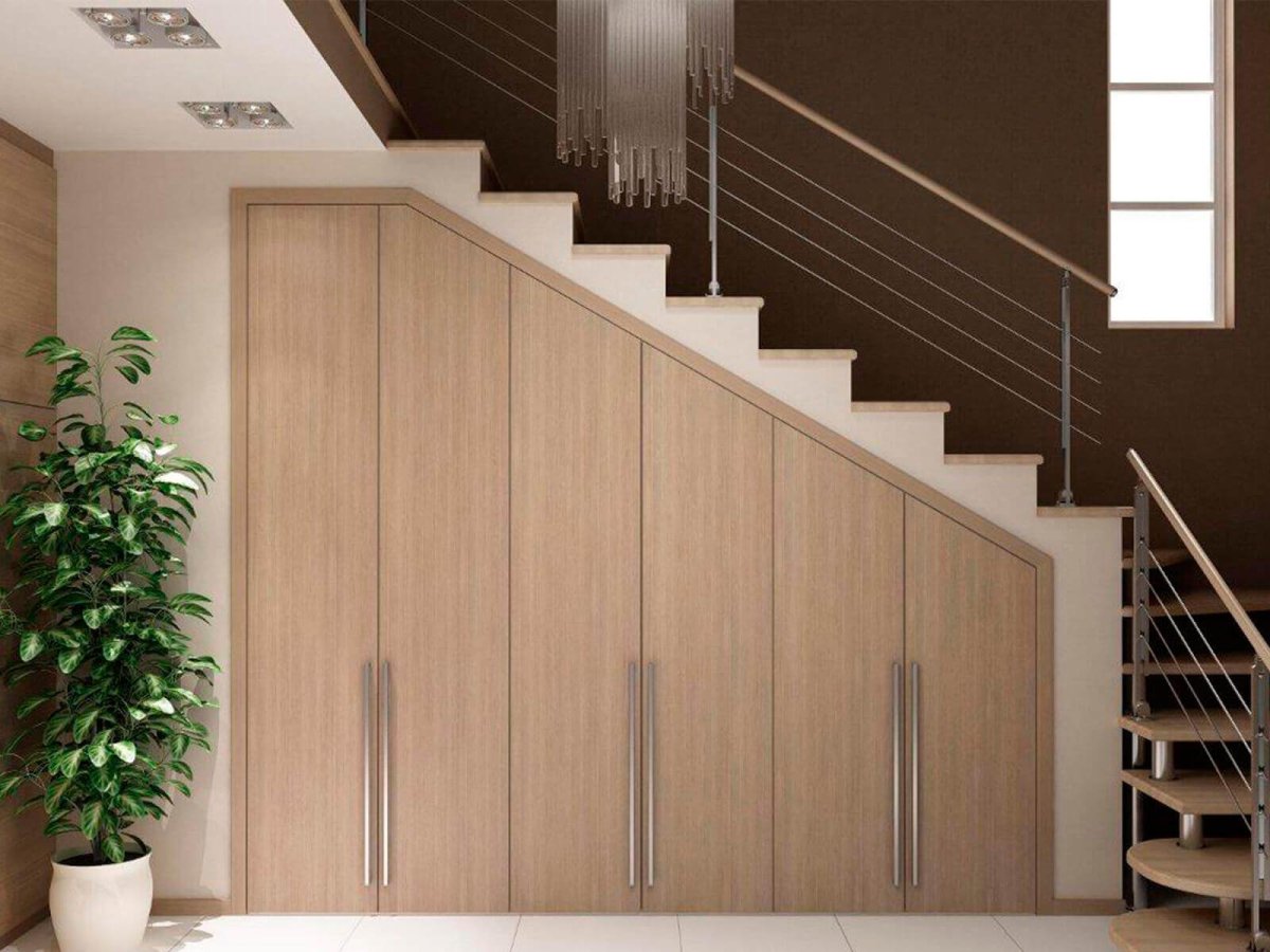 Встроенный шкаф под лестницей