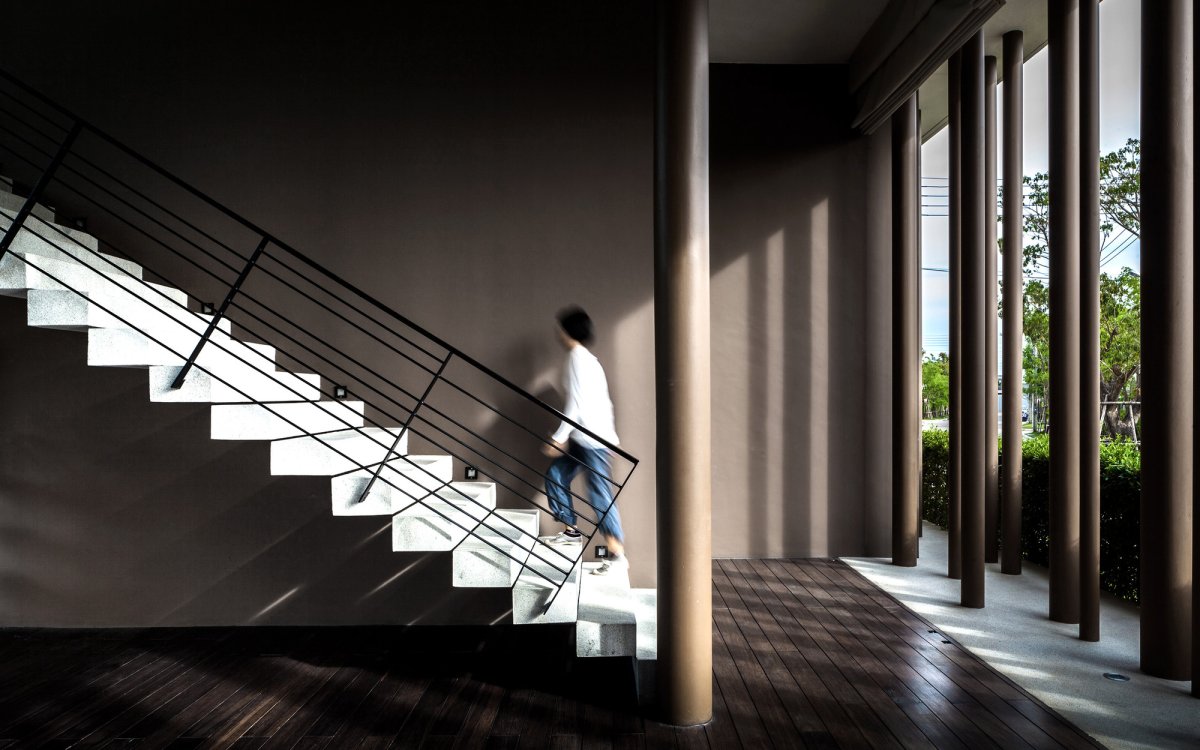 На улице лестница серый современная