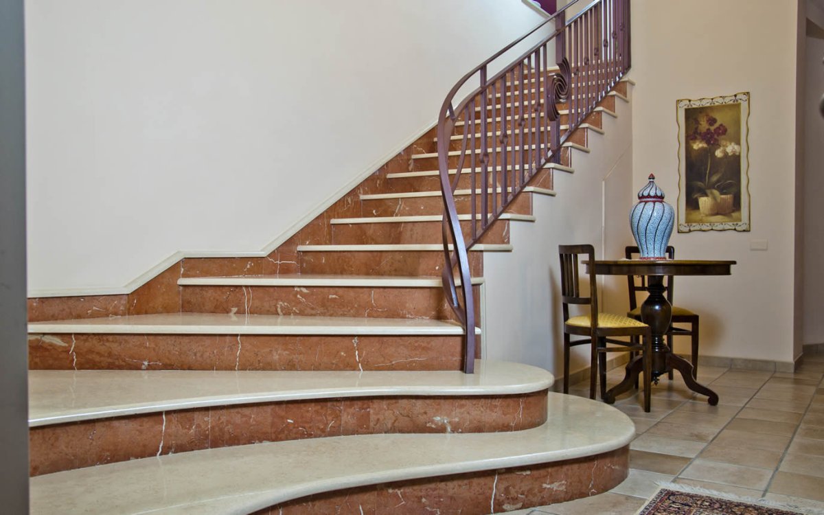 Облицовка лестницы мрамором