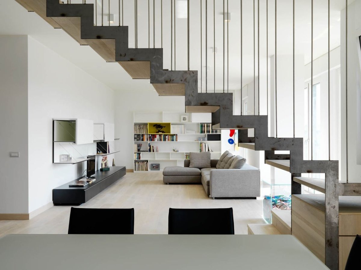 Зал с лестницей в минималистическом стиле