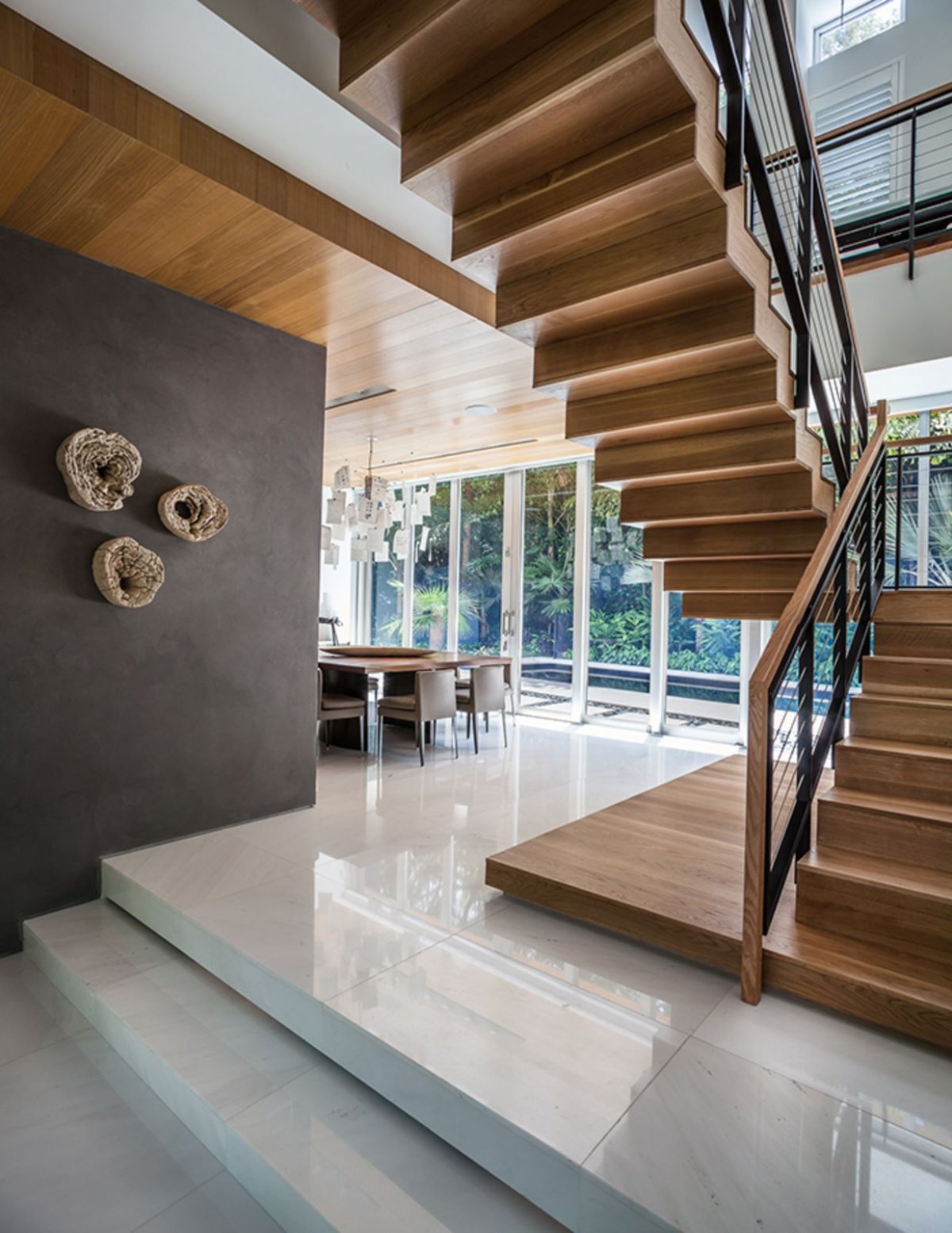 Лестница в коттедже в современном стиле