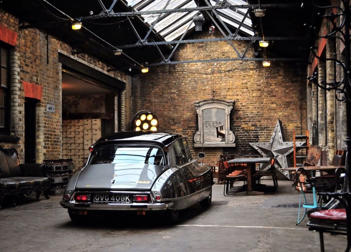 Старинный гараж