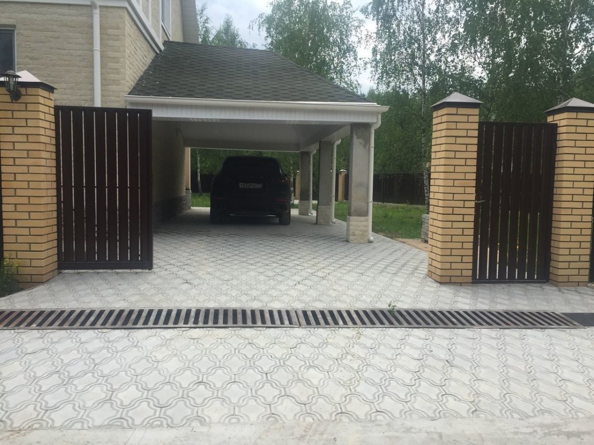 Площадка для машины из тротуарной плитки