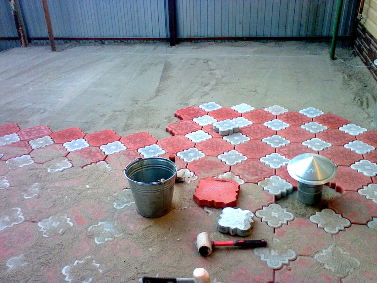 Укладка уличной плитки на даче