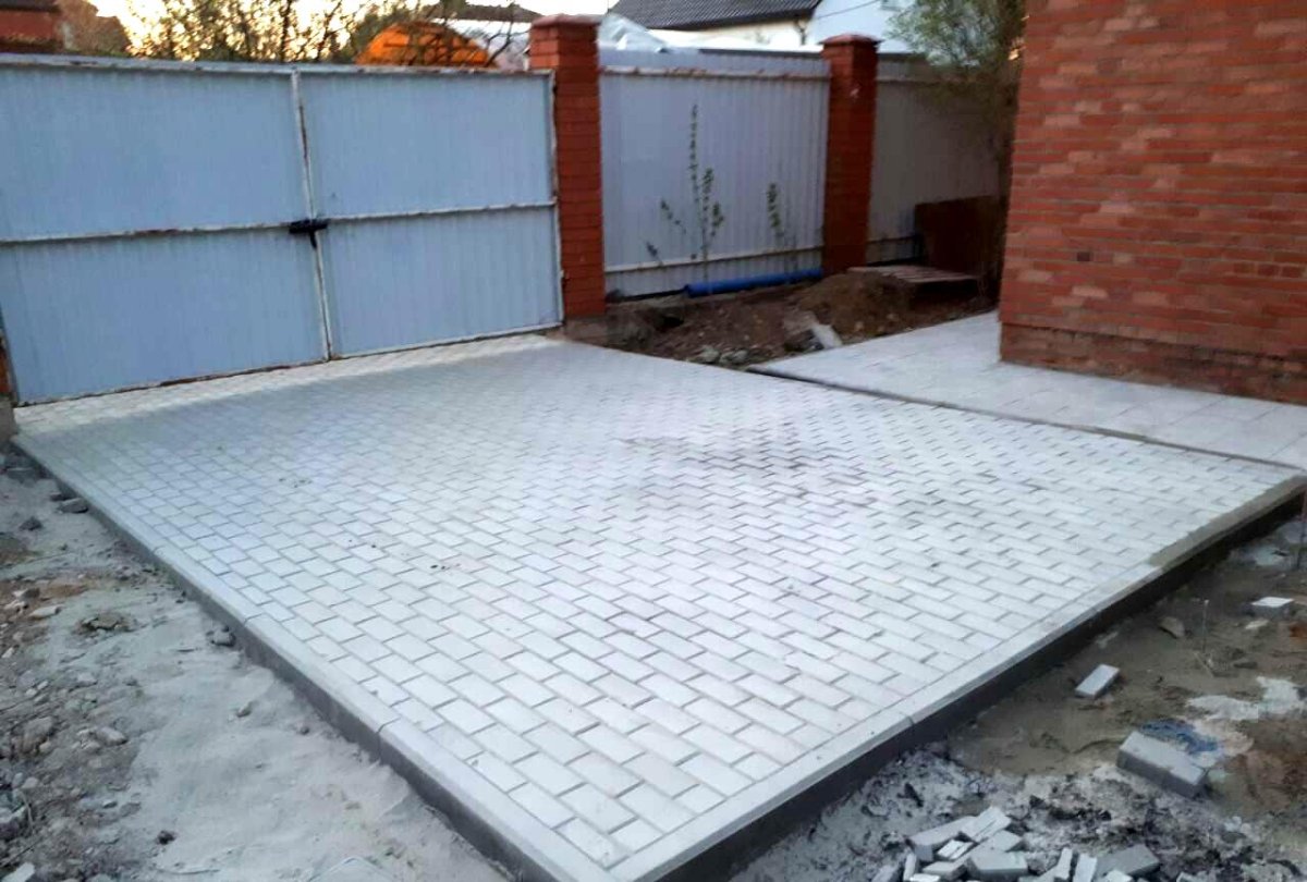 Площадка под автомобиль из тротуарной плитки