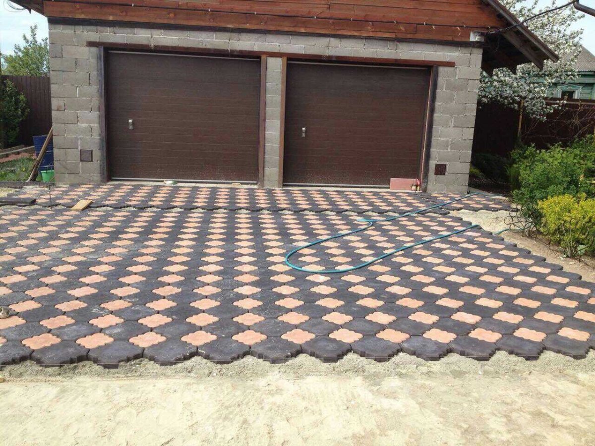 Траурная плитка в гараже