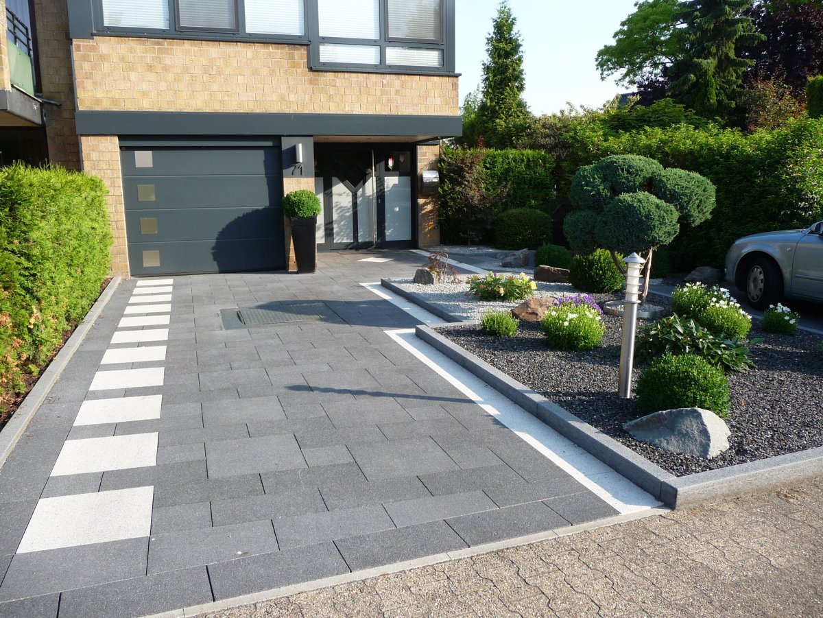 Ландшафт перед домом с парковкой