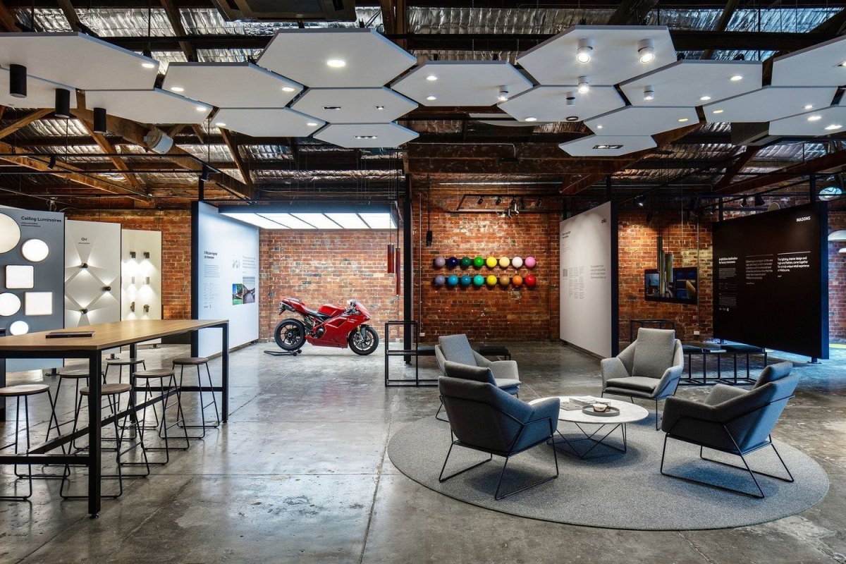 Лофт гараж шоурум