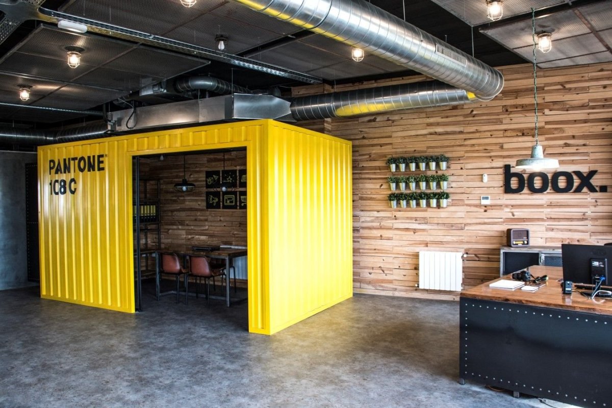 Интерьер офиса автосервиса