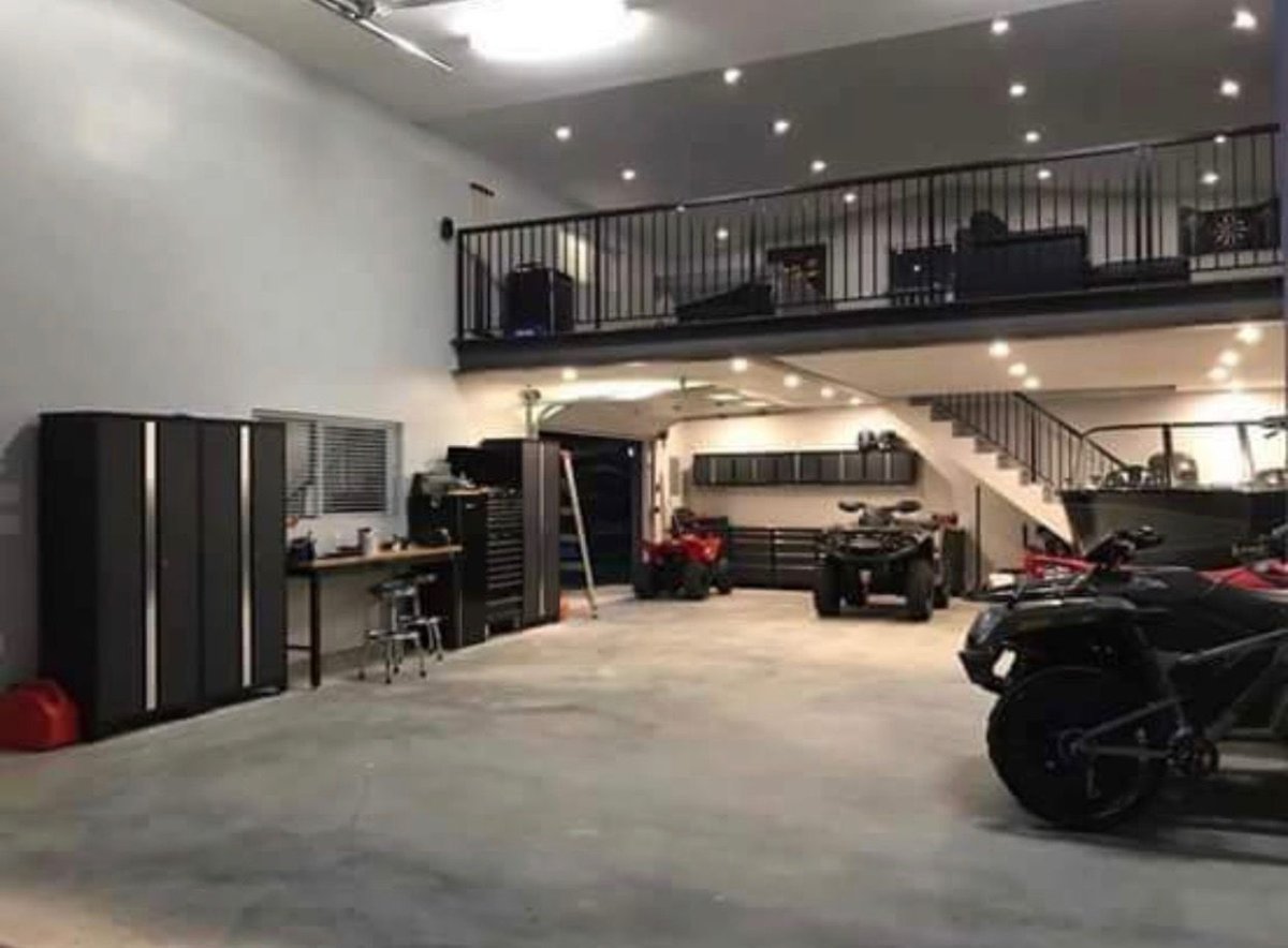 Интерьер большого гаража