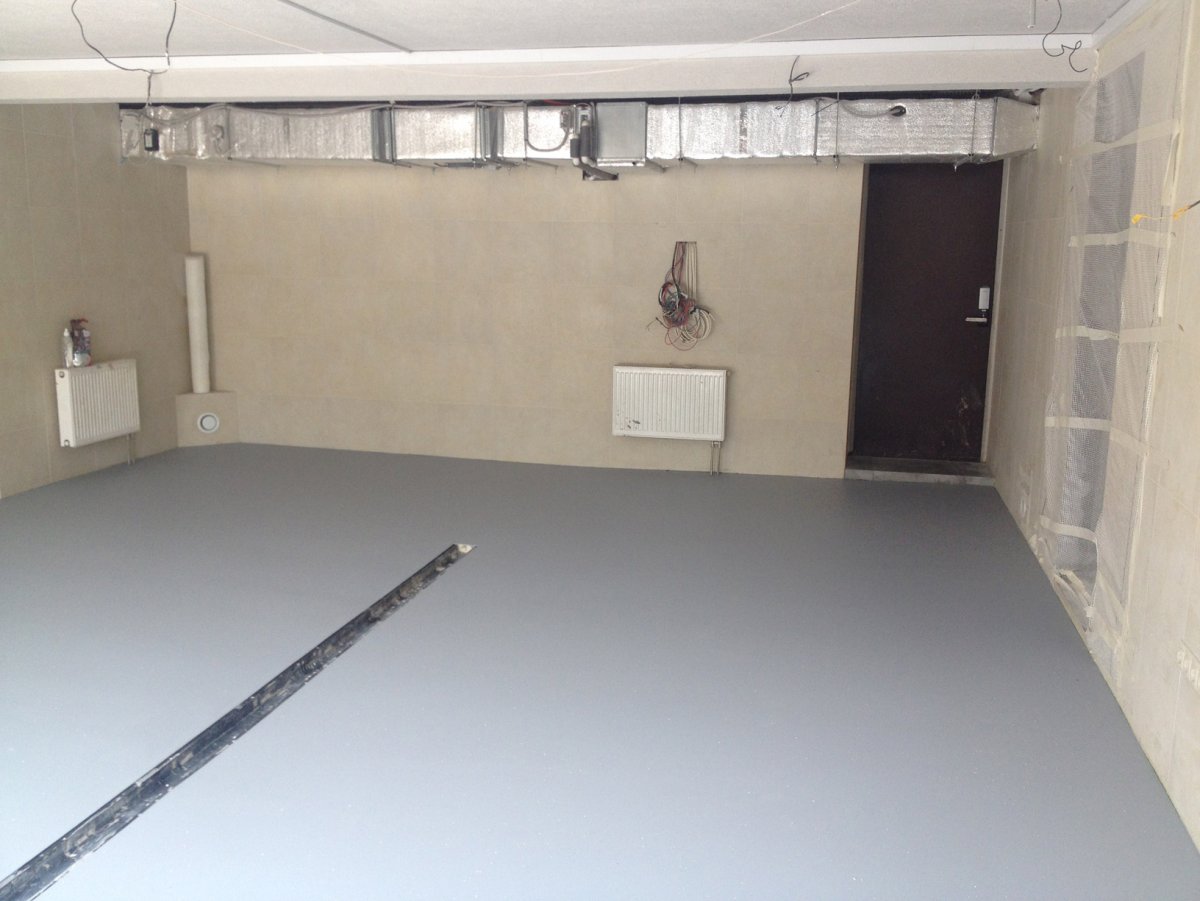 Бетонный пол в гараже с разуклонкой