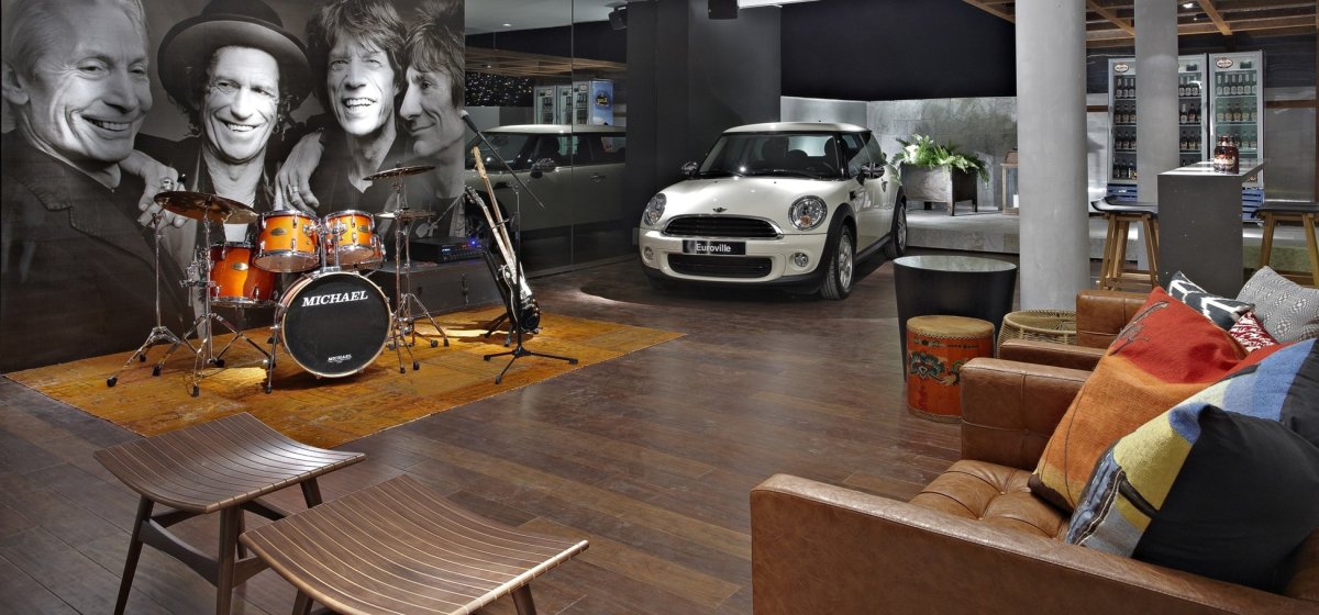 Мужской гараж для компании