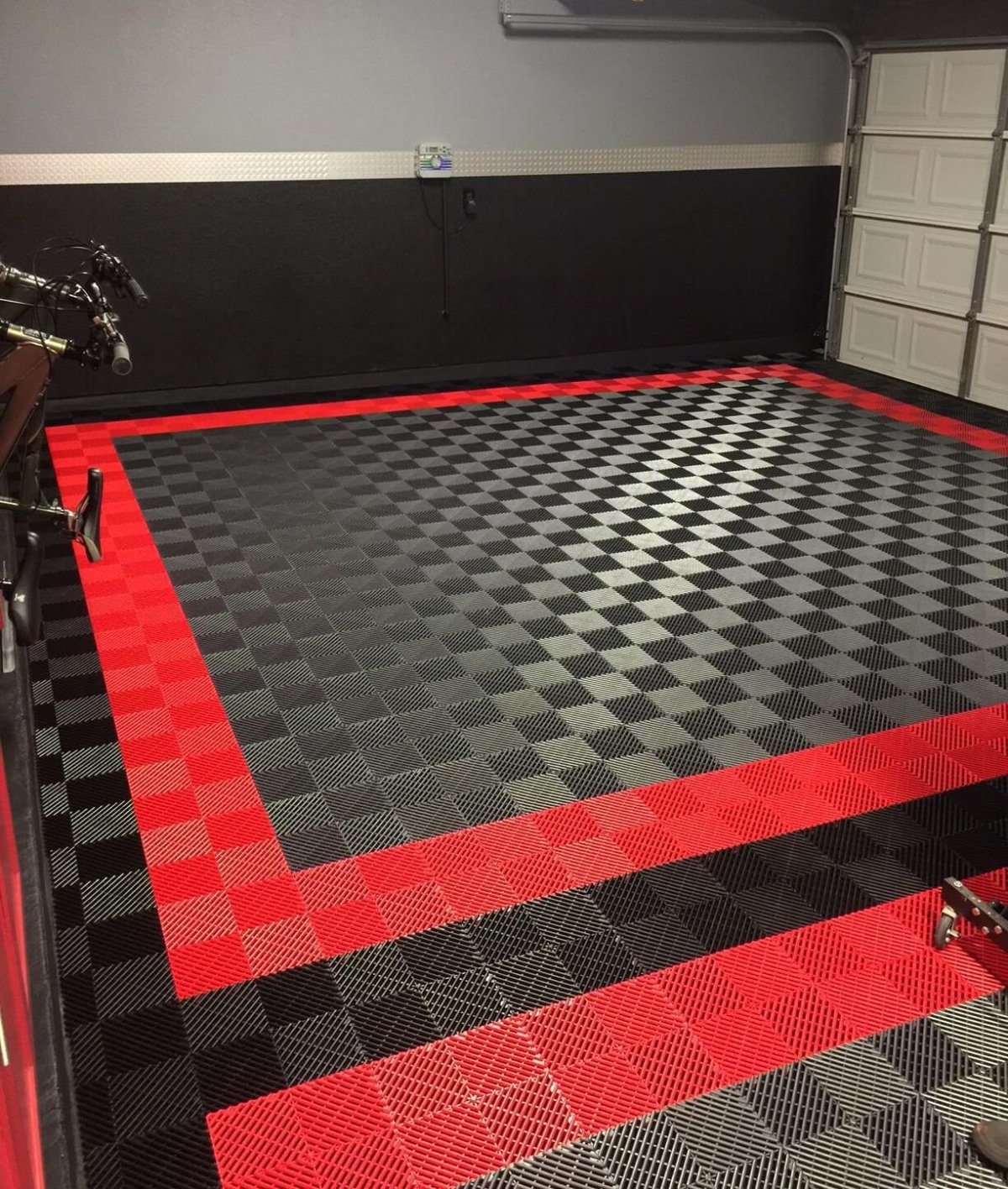 Черный интерьер в гараже