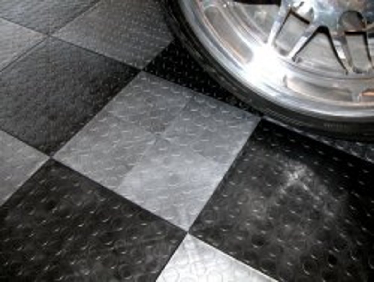 Пол в металлическом гараже