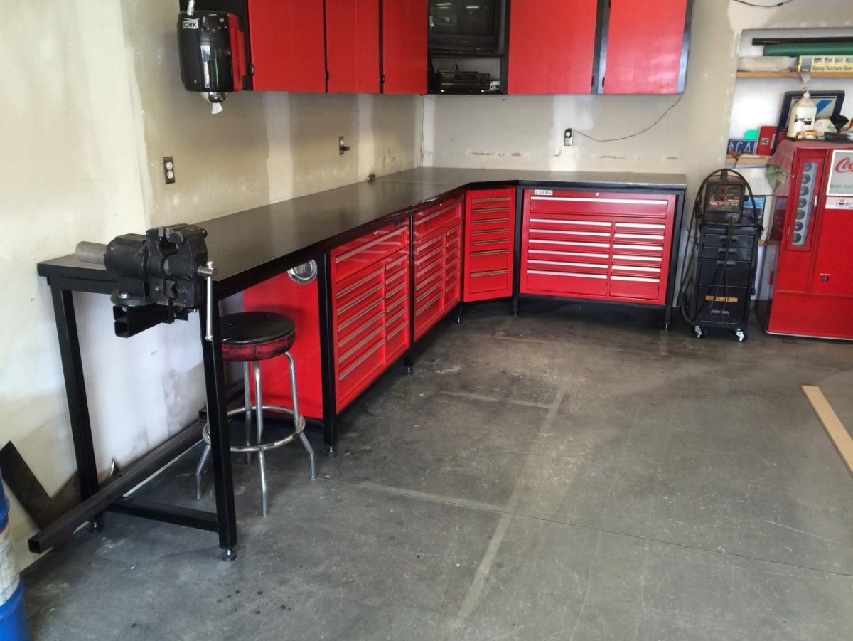 Мебель для гаража красная с черным