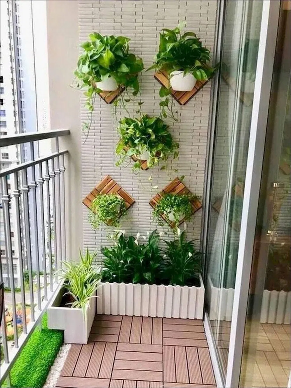 Подвесные цветы на балконе
