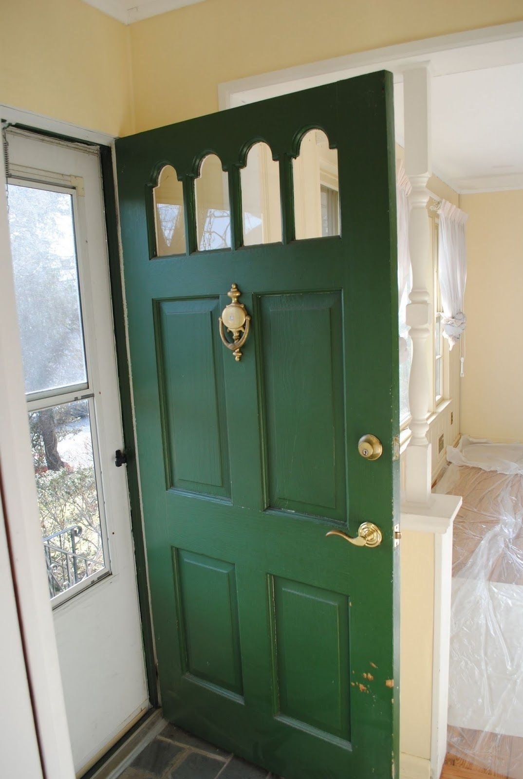 Зеленые двери межкомнатные. Цветные двери в интерьере. Зеленые межкомнатные двери в интерьере. Зеленая входная дверь.