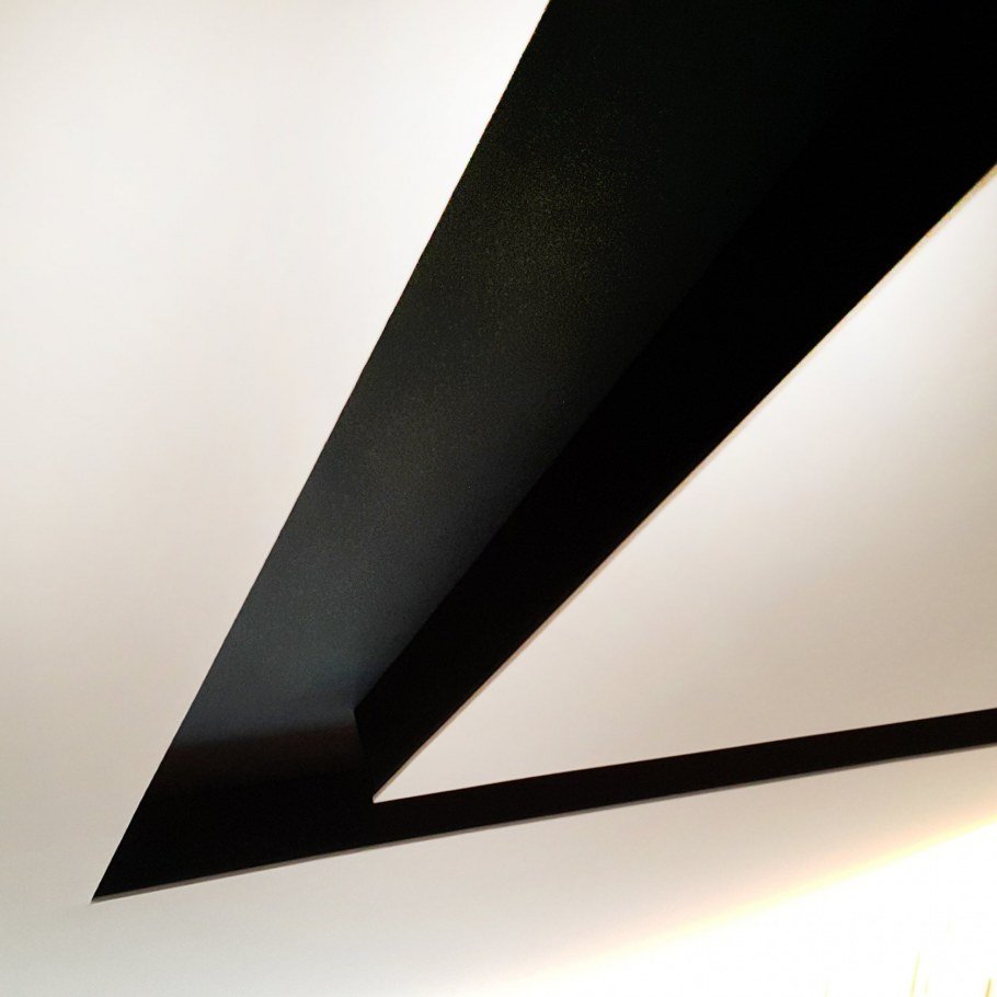 Натяжной потолок с черной лентой