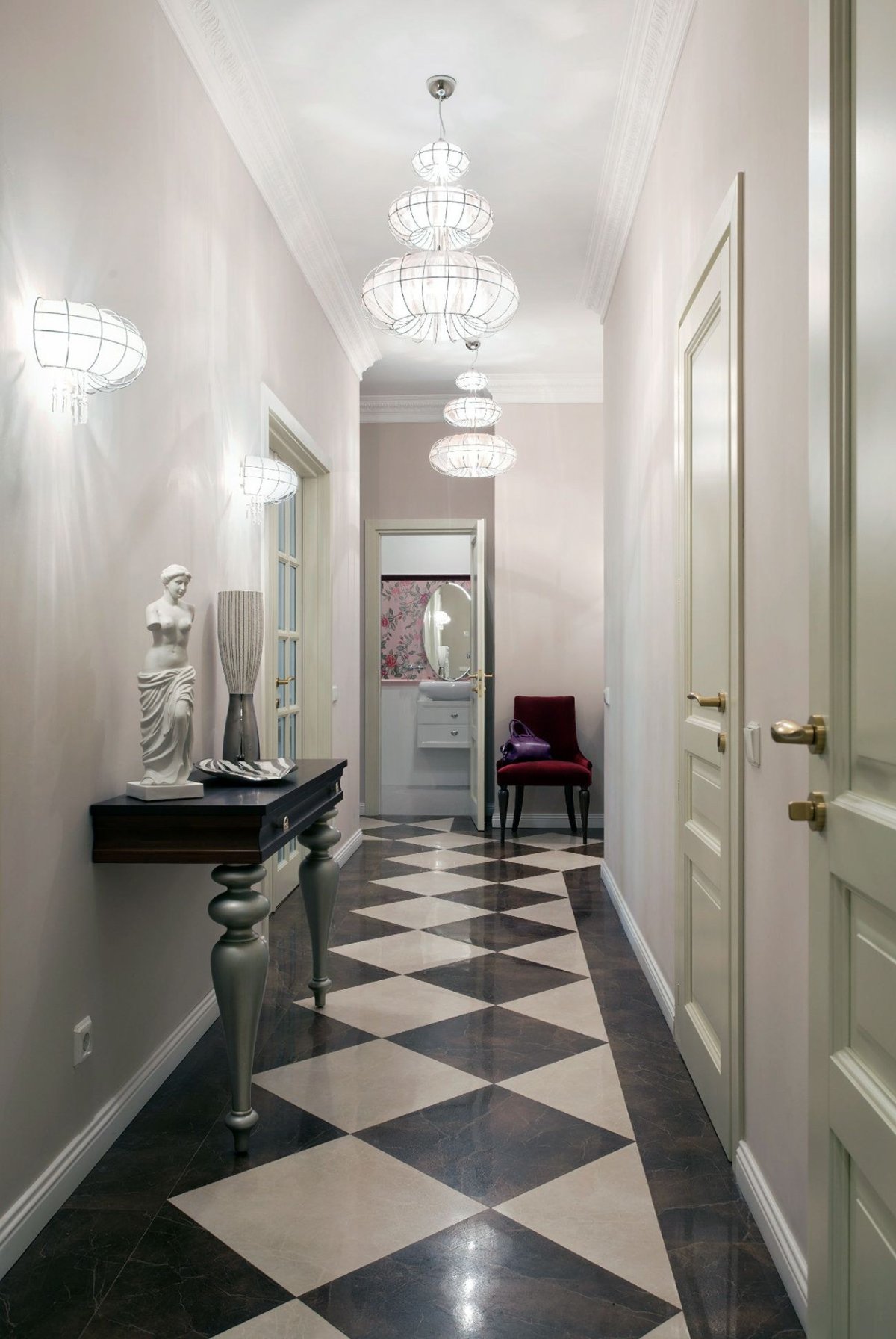 Плитка в длинном коридоре