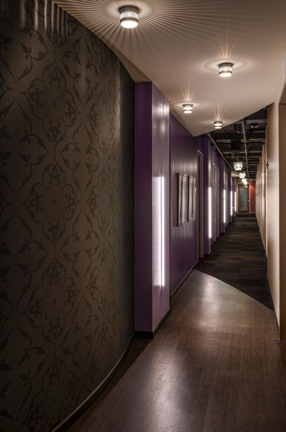 Точечные светильники в коридоре