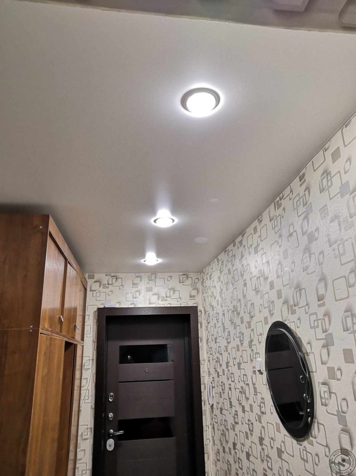 Точечные светильники для натяжных потолков в коридоре